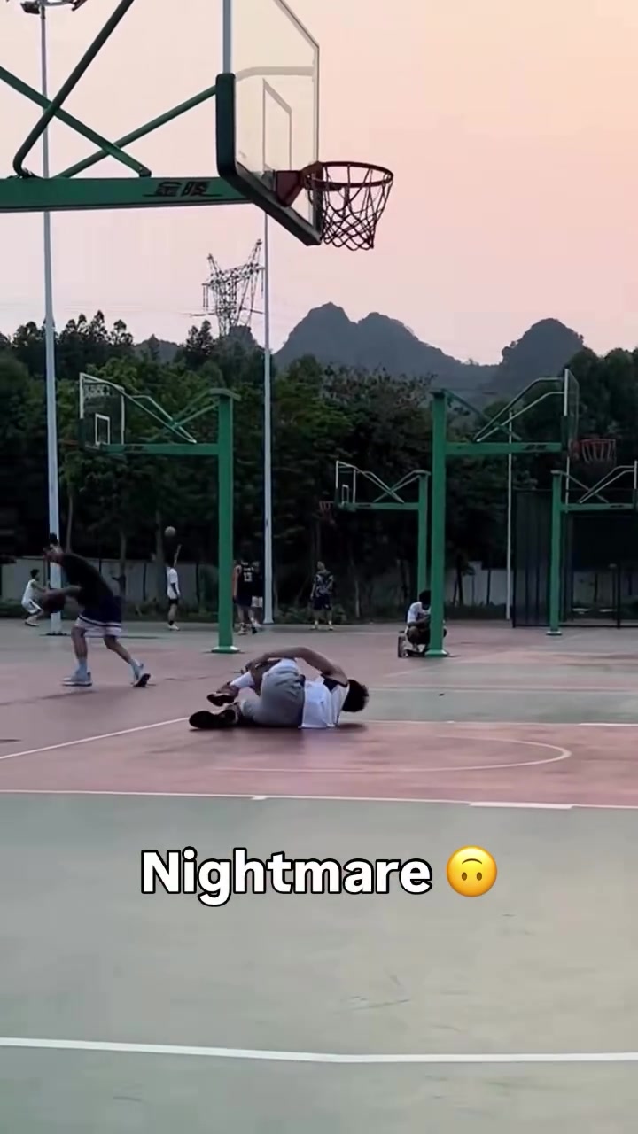 算谁的小伙扣篮落地时踩到球场上的篮球这得疼死吧