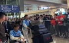 久违了！中国亚运男足载誉回京，数百球迷热情接机